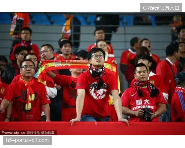 红色恶魔”球迷团体的巨大声势将为主队营造主场氛围，其情绪亦会通过媒体影响球队心态